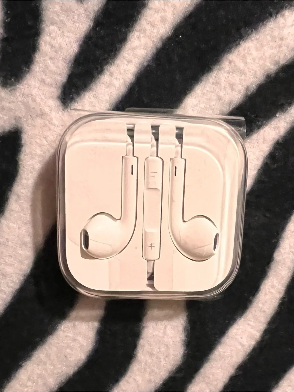 NWOT Apple White Wired Earbuds